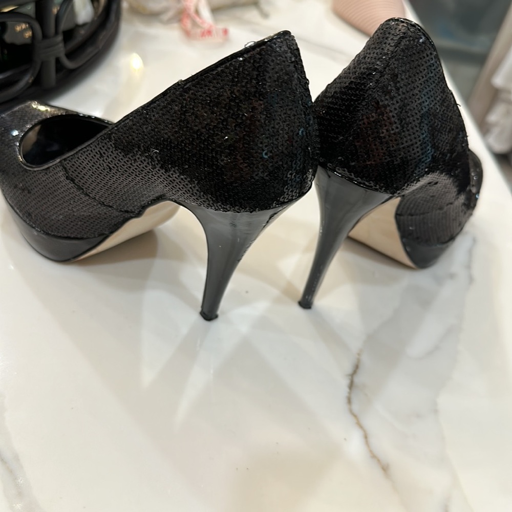 Black sequins pumps